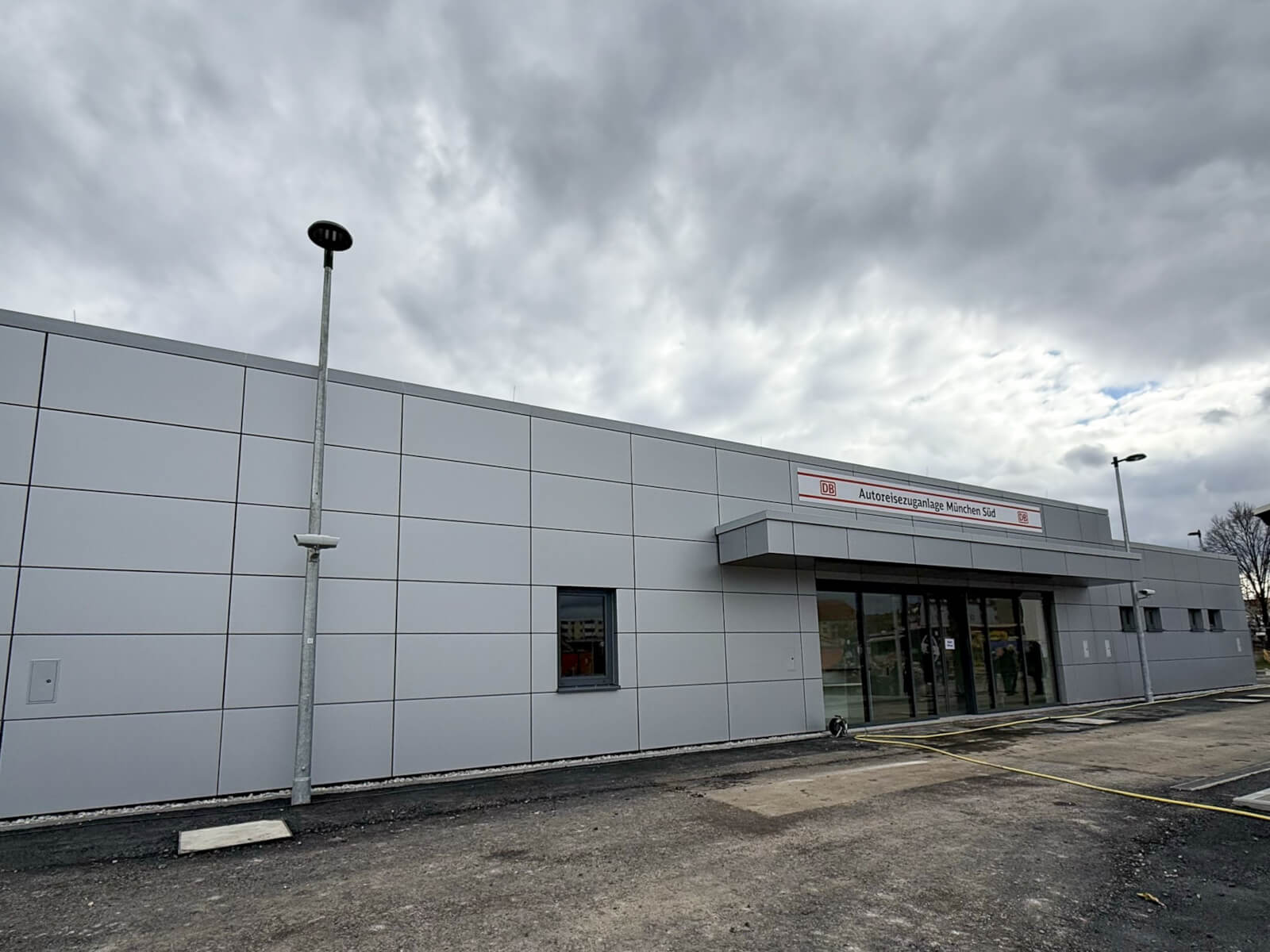 Terminal-Gebäude der Autoreisezuganlage München Süd.