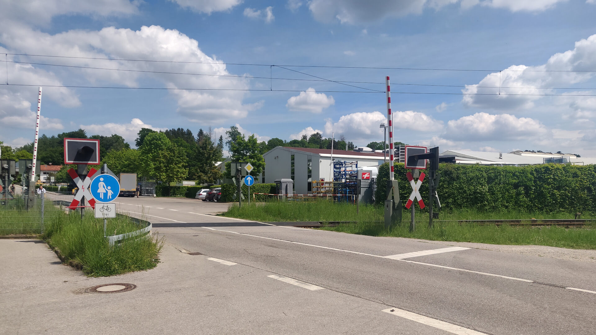 Der Bahnübergang Großhelfendorf mit geöffneten Schranken