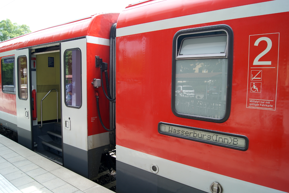 Ein Dieseltriebwagen mit geöffneter Tür.