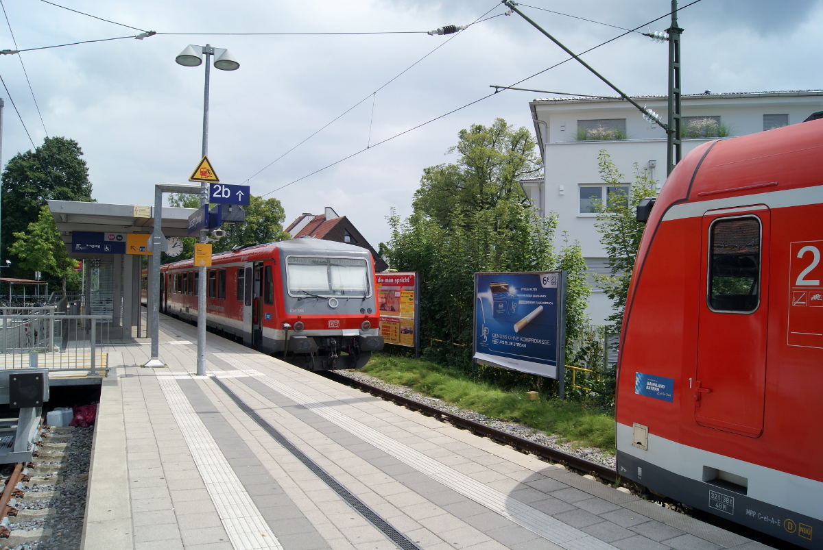 Das Gleis 2 am Bahnhof Ebersberg ist in Abschnitt A und B eingeteilt. An beiden Abschnitten halten Züge.