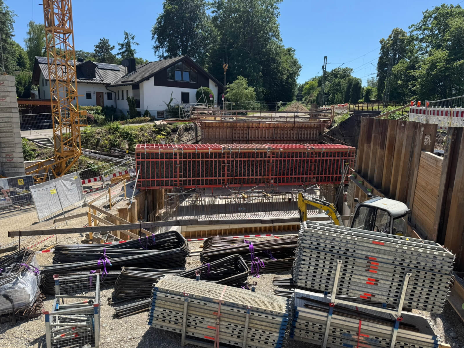 Baustelle Hauser Straße mit Bagger und verschiedenen Stahlelementen