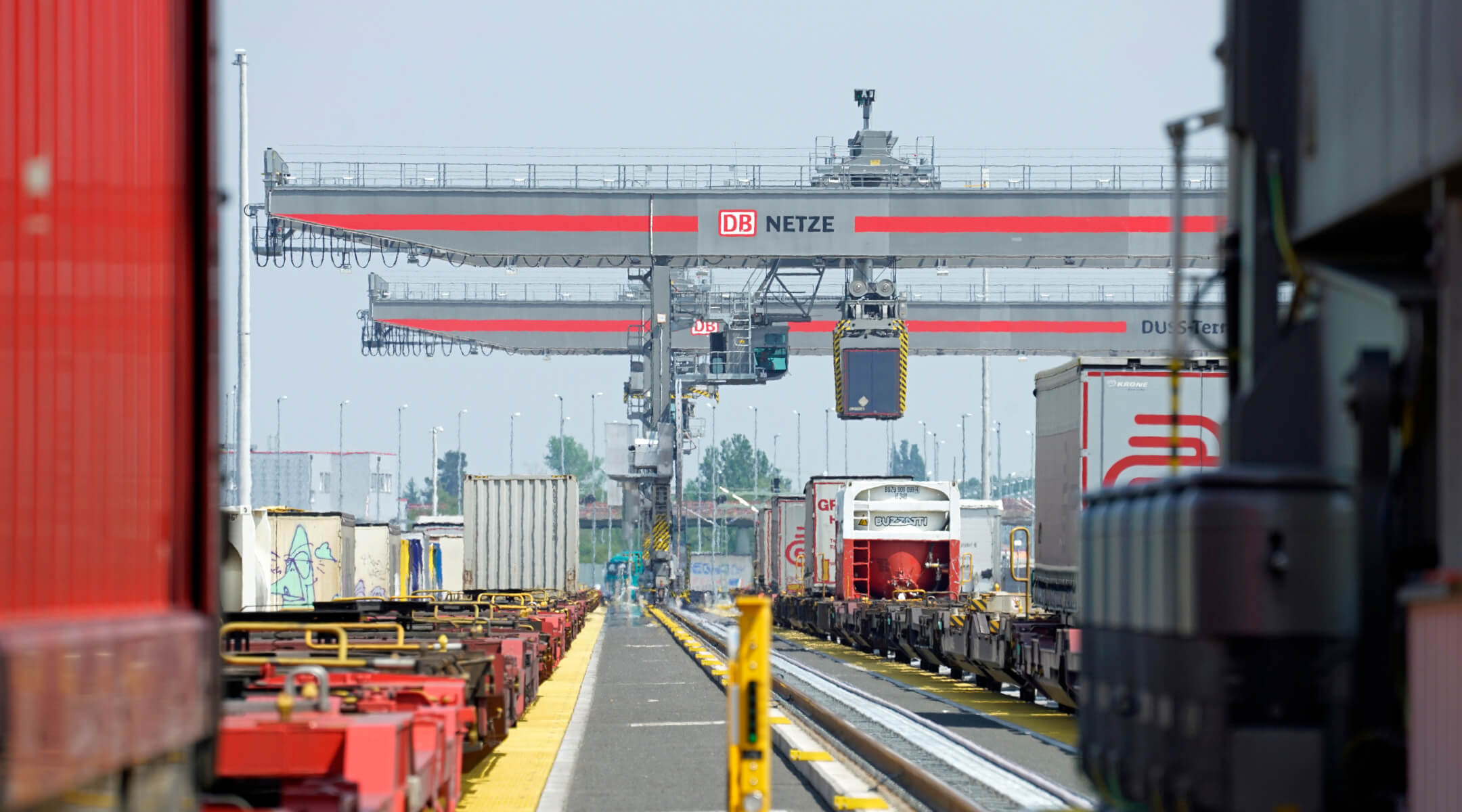 Das KV-Terminal mit großen Hebekränen im Hintergrund