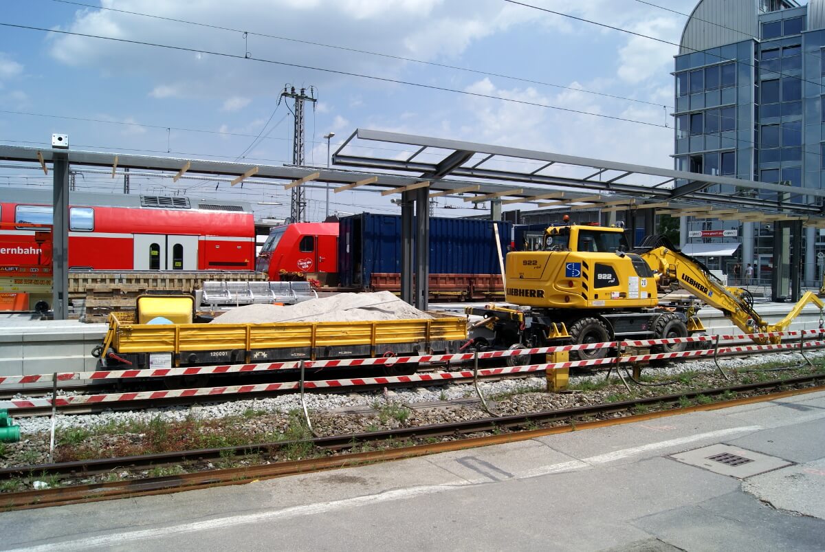 Ein Schienen-Fahrzeug transportiert Schutt vom Gleis des Münchner Hauptbahnhofs.