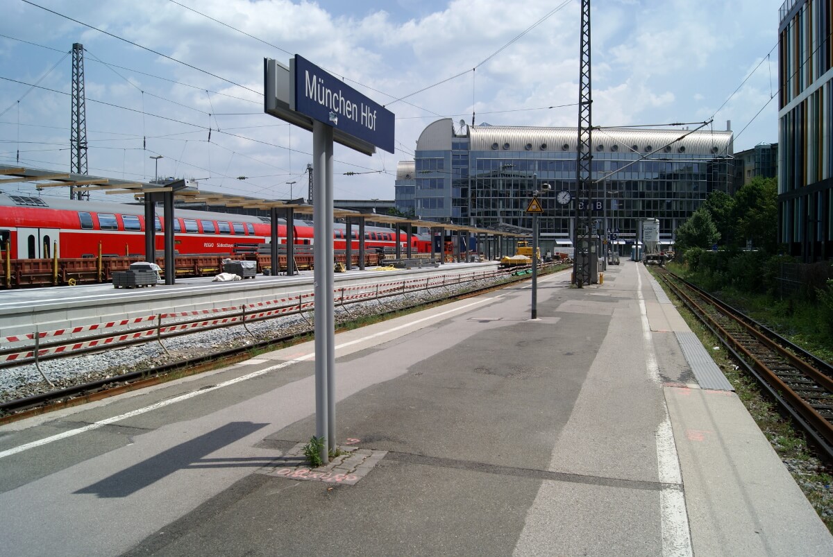 Ein Bahnsteig am Münchner Hauptbahnhof ohne Bedachung.