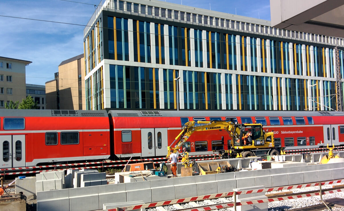 Die Baustelle am Gleis. Im Hintergrund sind Bürogebäude der Stadt München.