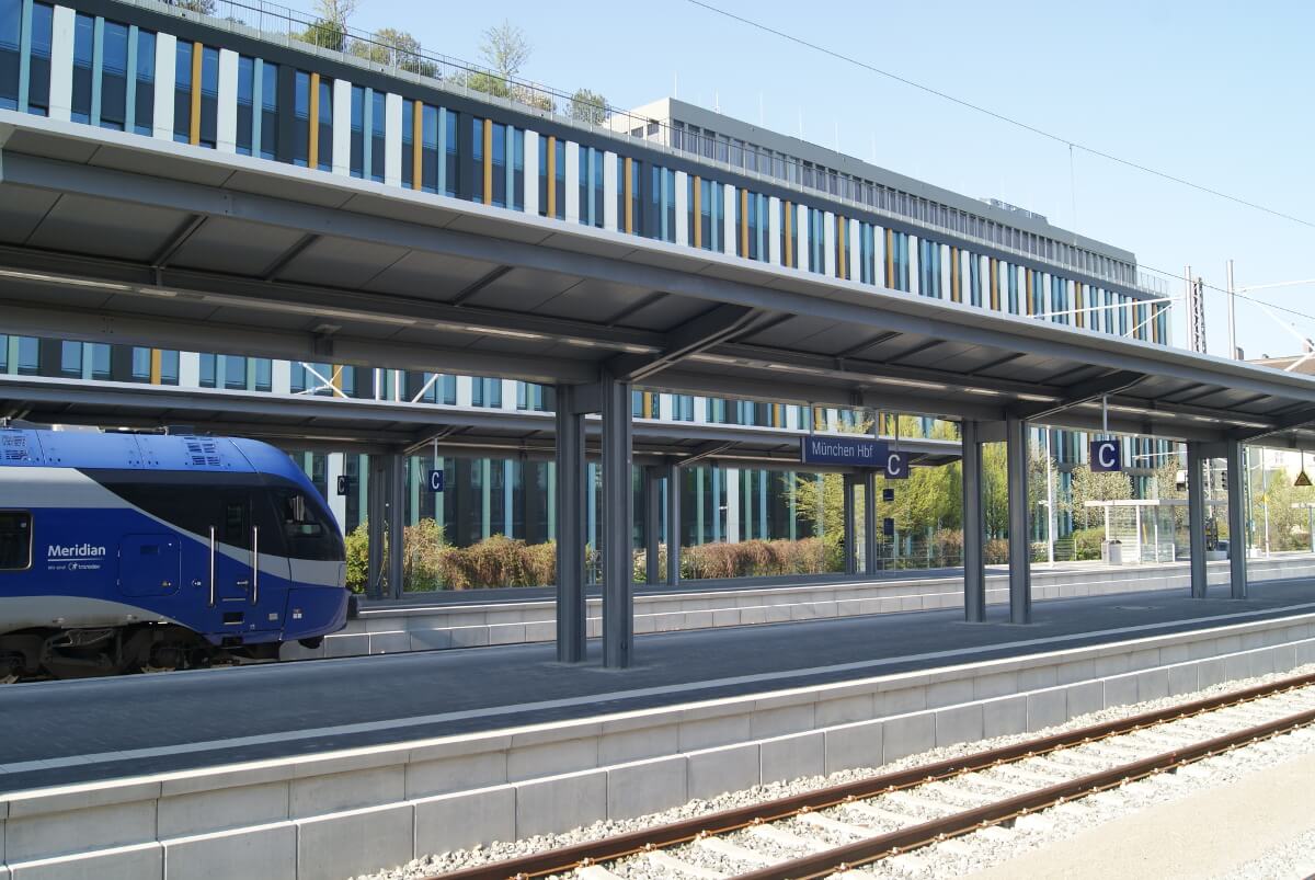 Der Bahnsteig hat nun neue Überdachungen und erneuerte Bahnsteigkanten.