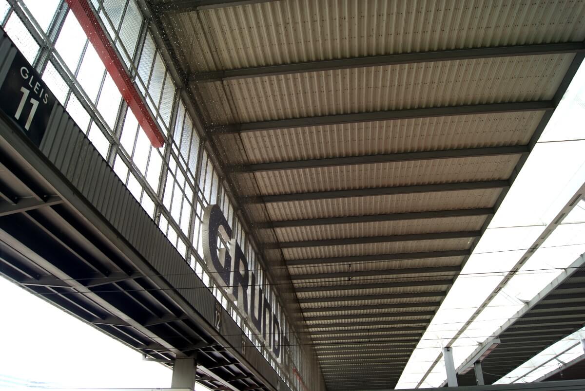 Das Dach der Halle an Gleis 11.