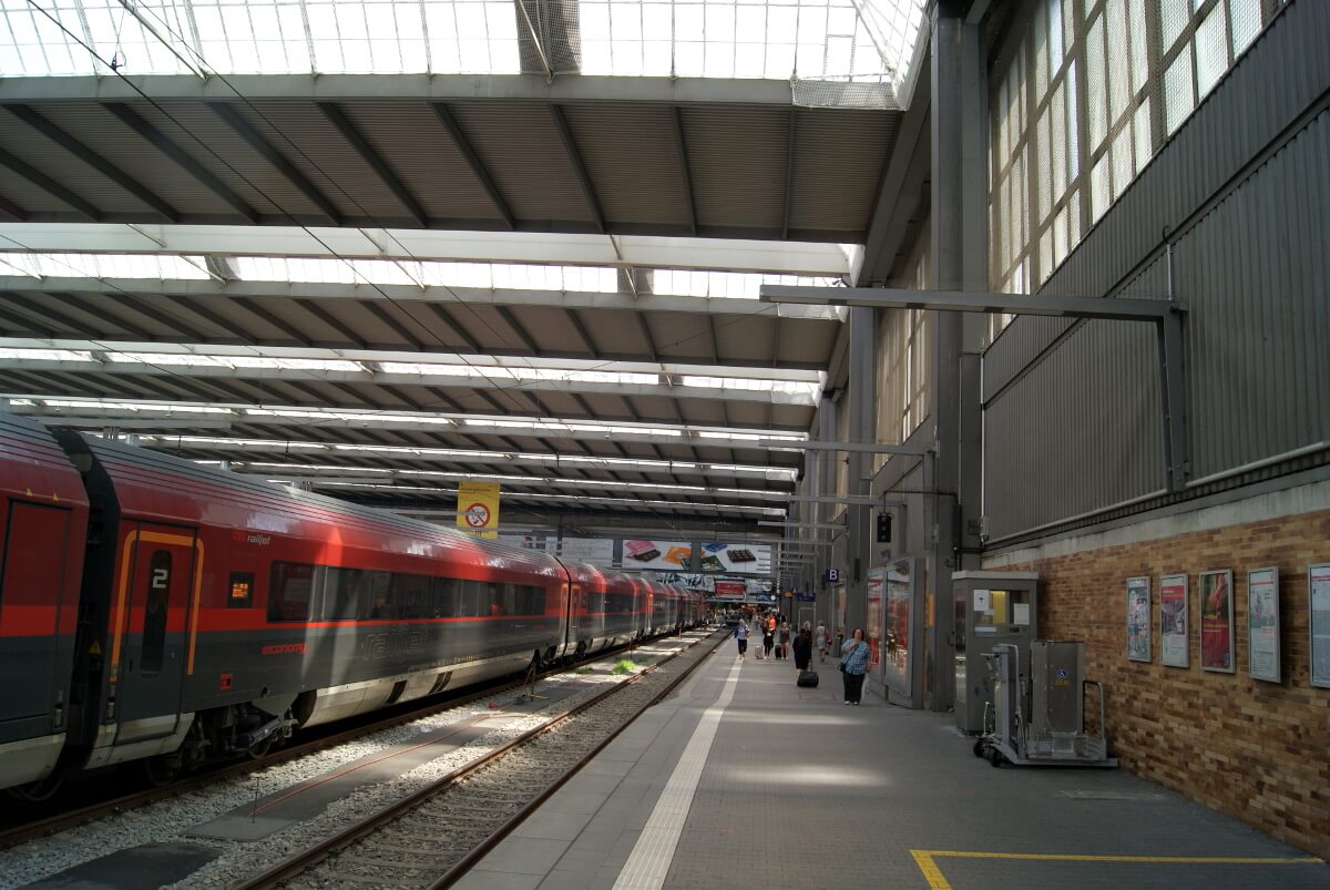 Das Hallendach mit blickdichten Teilen und verglasten Teilen im Wechsel.