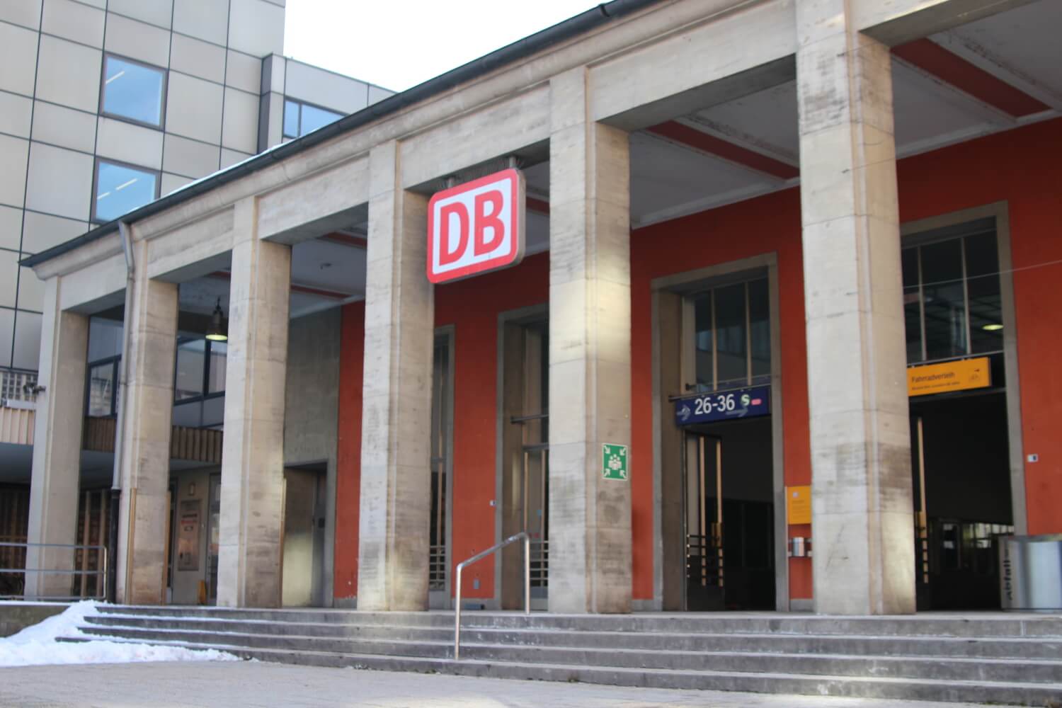 Vor dem Empfangsgebäude zieren Säulen den Treppenaufgang.