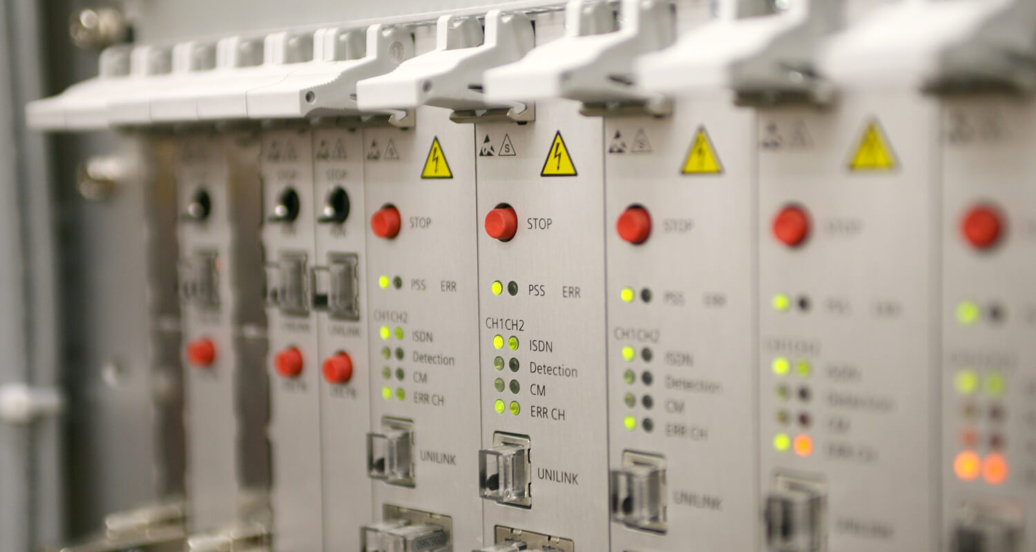 Im Technikraum leuchten verschiedene Geräte auf
