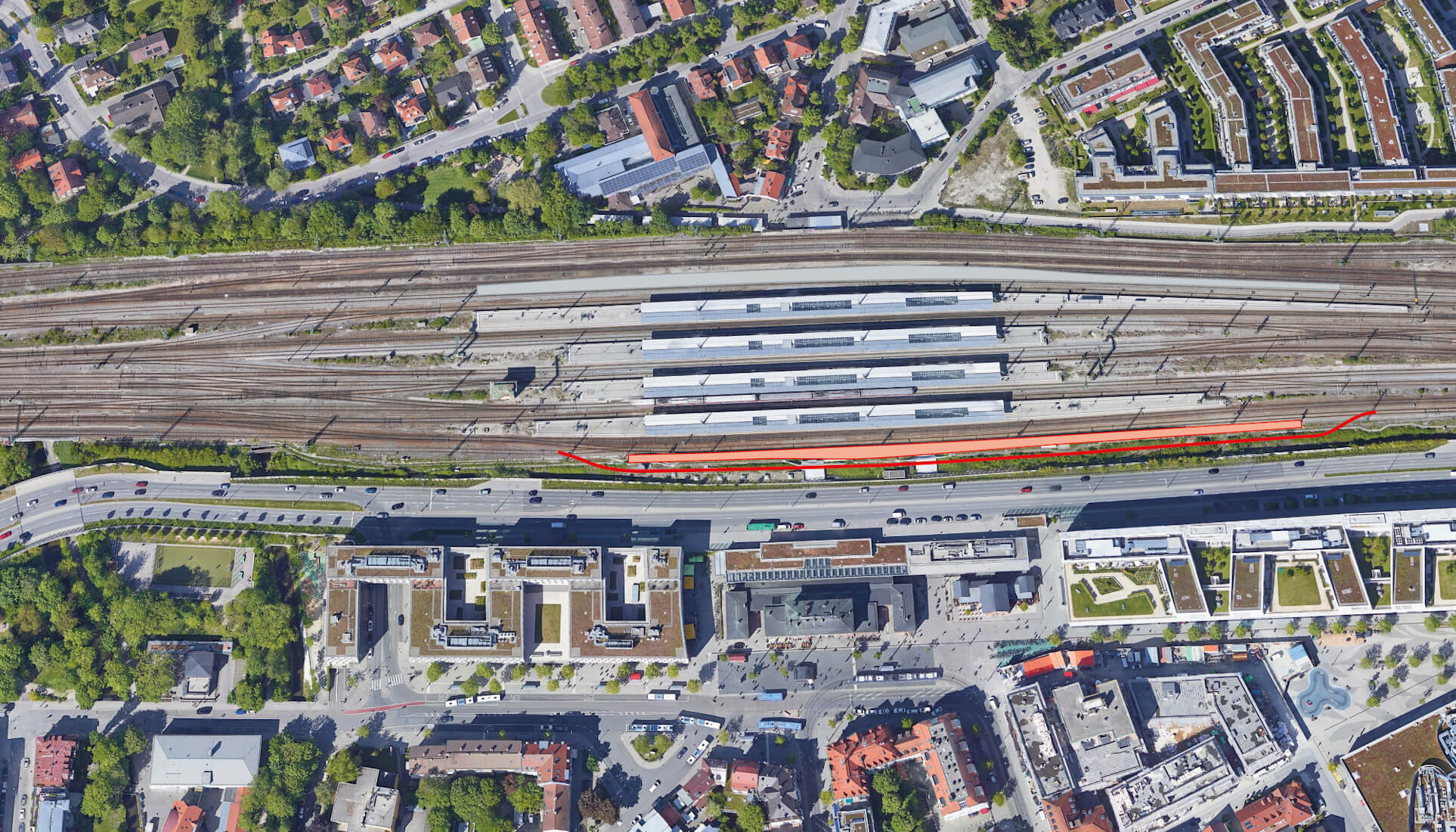 Eine Luftaufnahme des Südbahnsteigs in Pasing auf der der neue Bahnsteig markiert ist