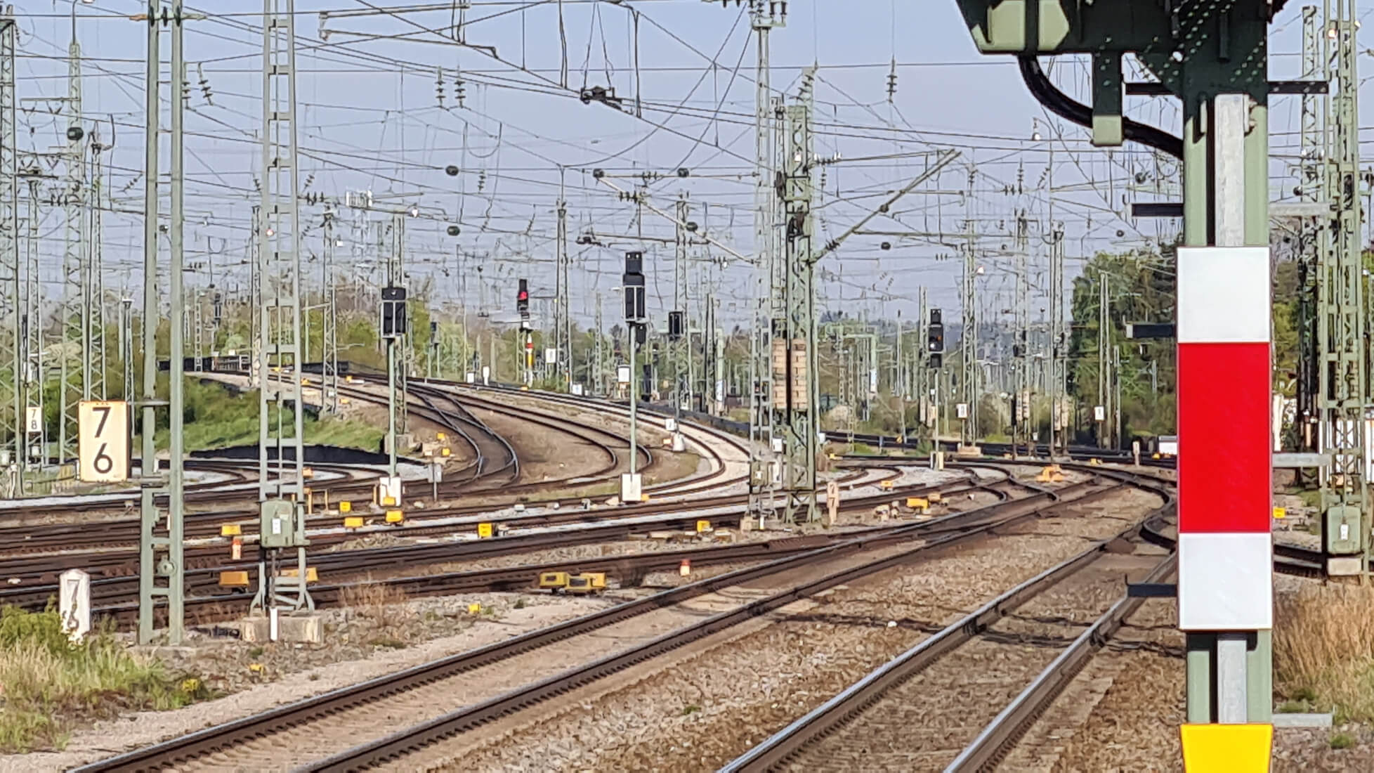 Die Gleise am Westkopf und ihre zahlreichen Oberleitungen