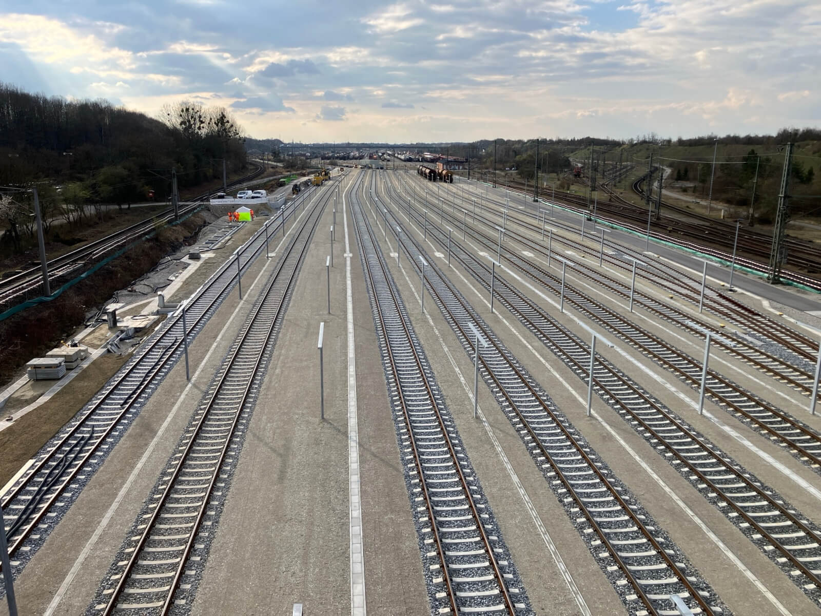 Rangierbahnhof mit neugebauten Bahngleisen.