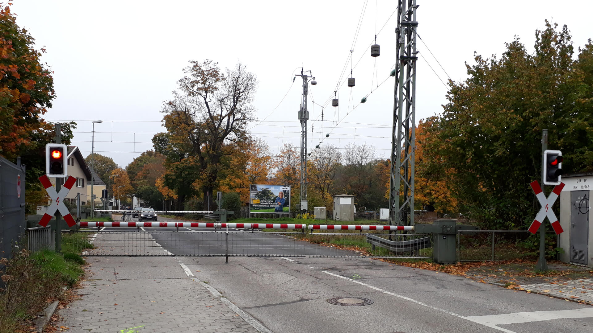 Der Bahnübergang in Oberschleißheim mit geschlossenen Schranken
