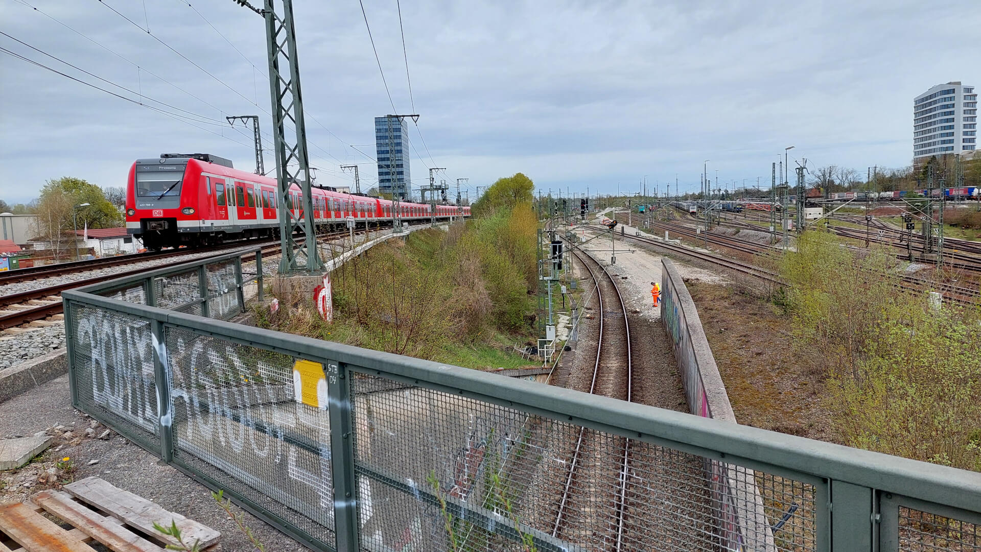 Auf der Strecke neben der Abstellanlage München-Steinhausen fährt eine S-Bahn