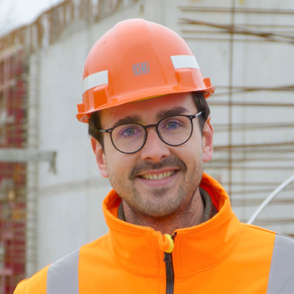 Interview mit Frederik Selhorst Porträtfoto Frederik Selhorst mit Helm und Sicherheitskleidung