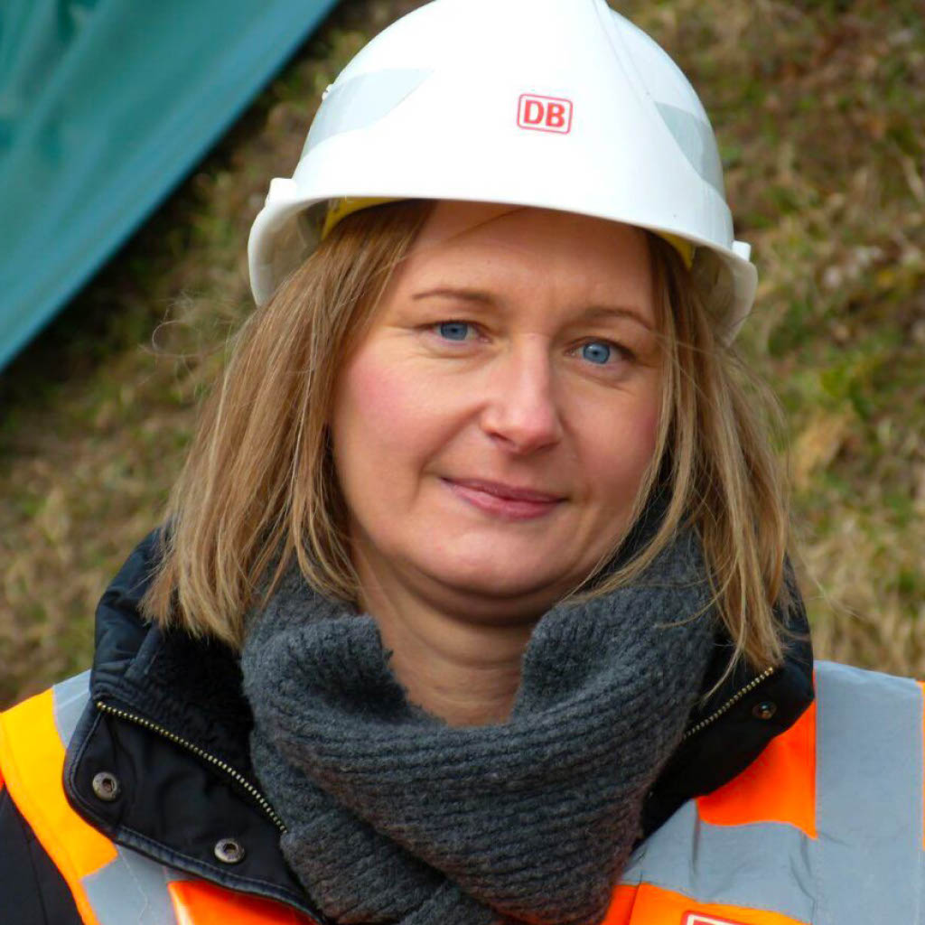Interview mit Kerstin König Porträtfoto Kerstin König mit Helm und Sicherheitskleidung