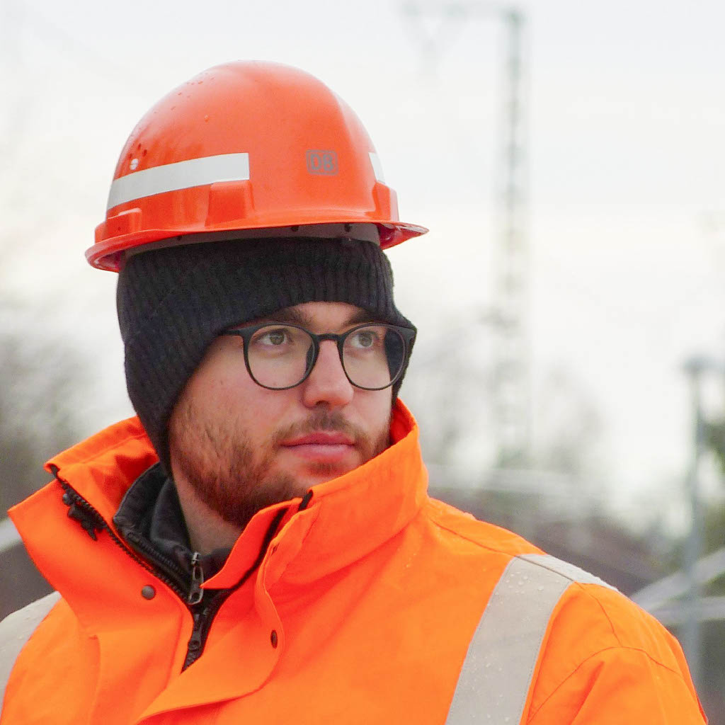 Interview Lars Oliver Alefeld Lars Oliver Alefeld, der Helm und Sicherheitskleidung trägt