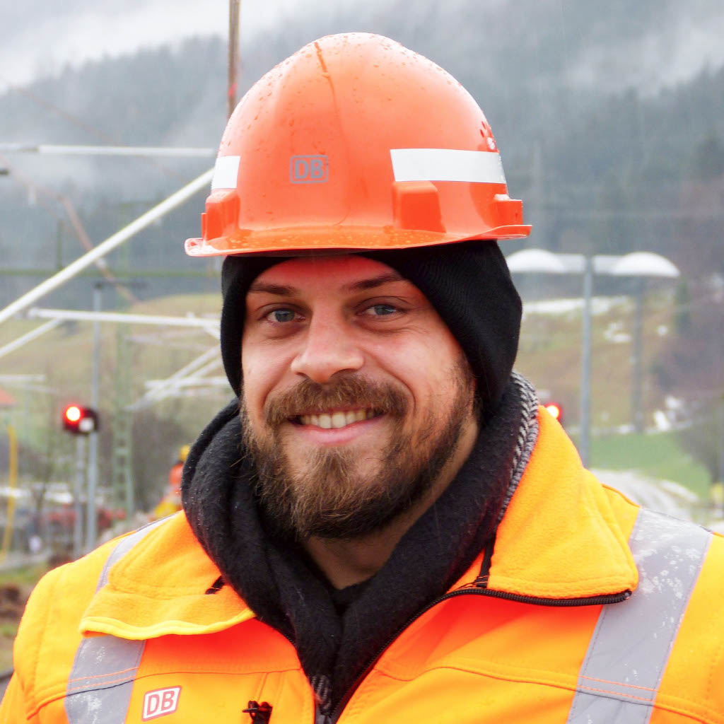 Porträtfoto Mario Orth mit Sicherheitskleidung und Helm