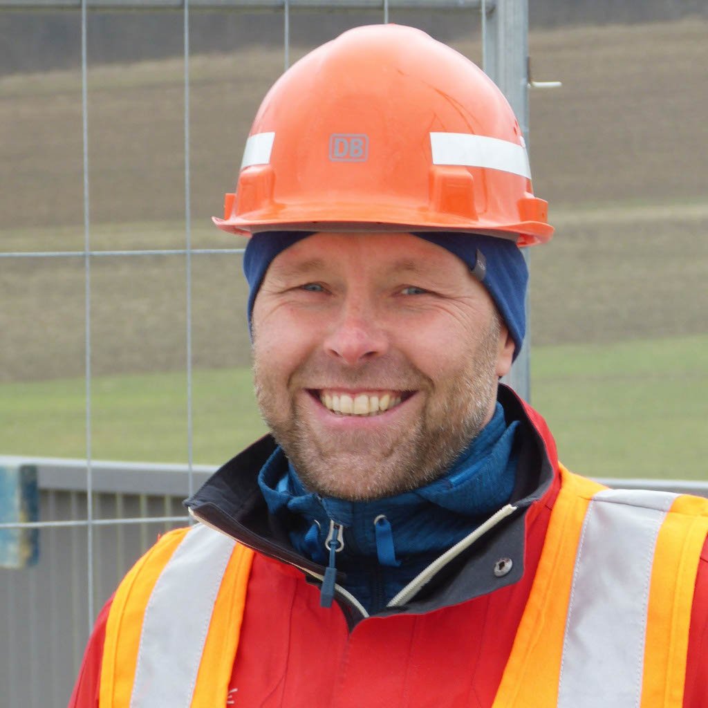 Porträtfoto Norbert Barth mit Sicherheitskleidung und Helm