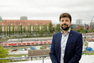 Michael Hazel vor einer Bahnstrecke.