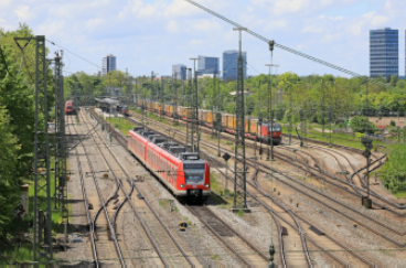 Eine S-Bahn fährt auf einer Münchner Strecke