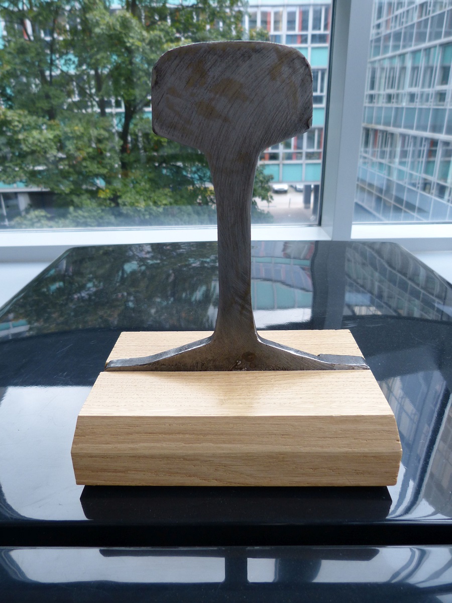 Der Pokal für das Tischkicker-Turnier. Der Fuß ist aus Holz, der Pokal an sich aus Metall.