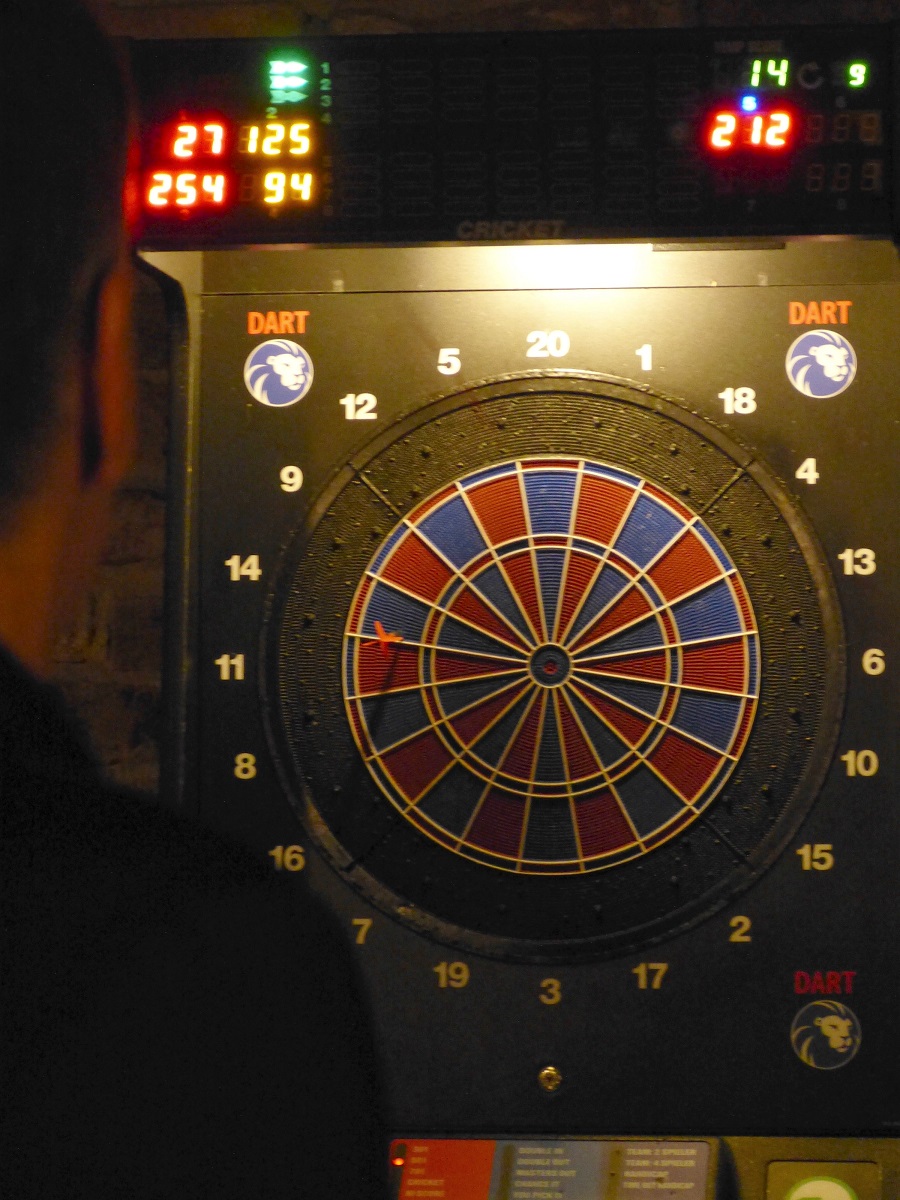 Eine elektronische Dartscheibe.