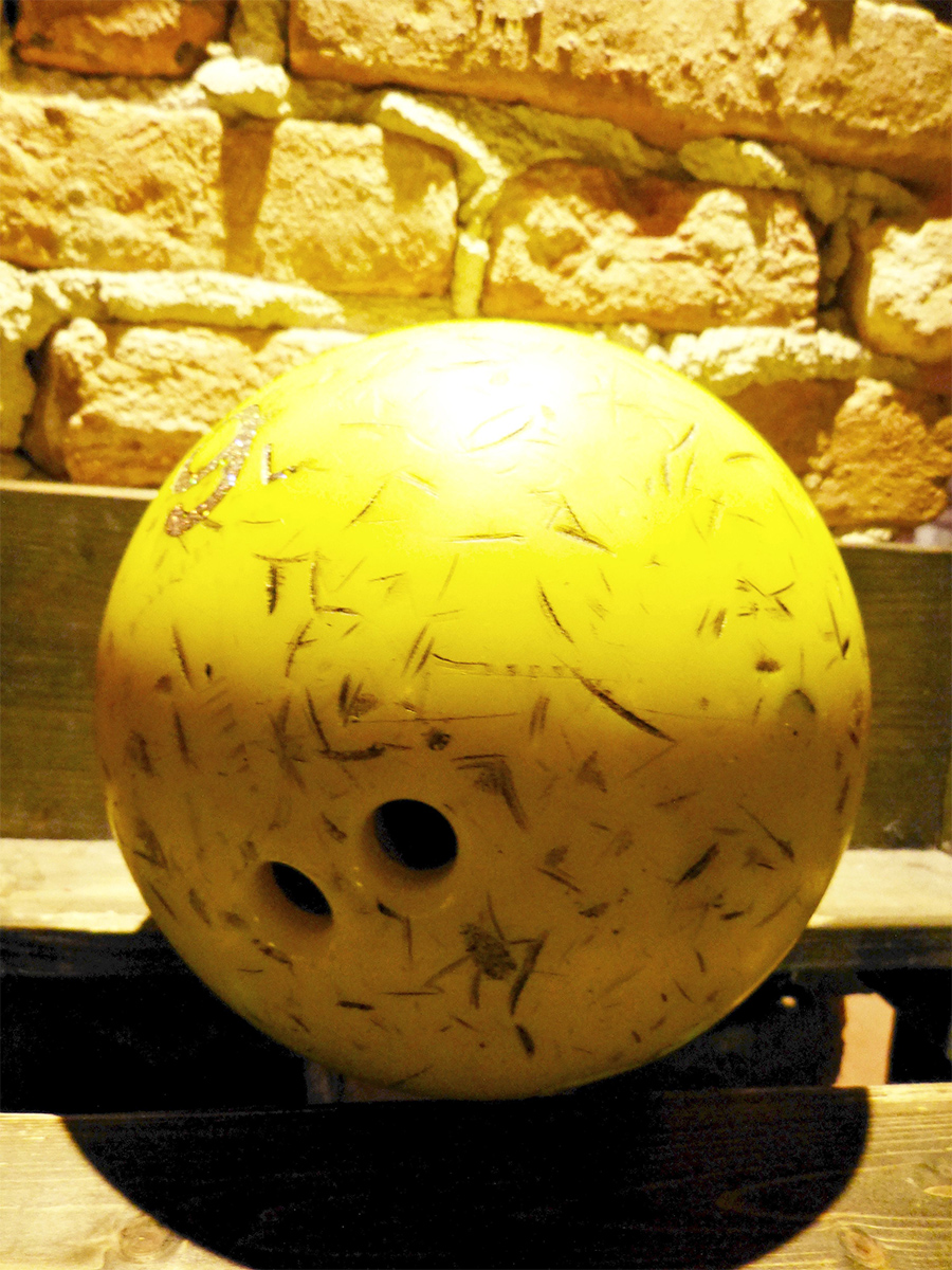 Nahaufnahme einer Bowling-Kugel.