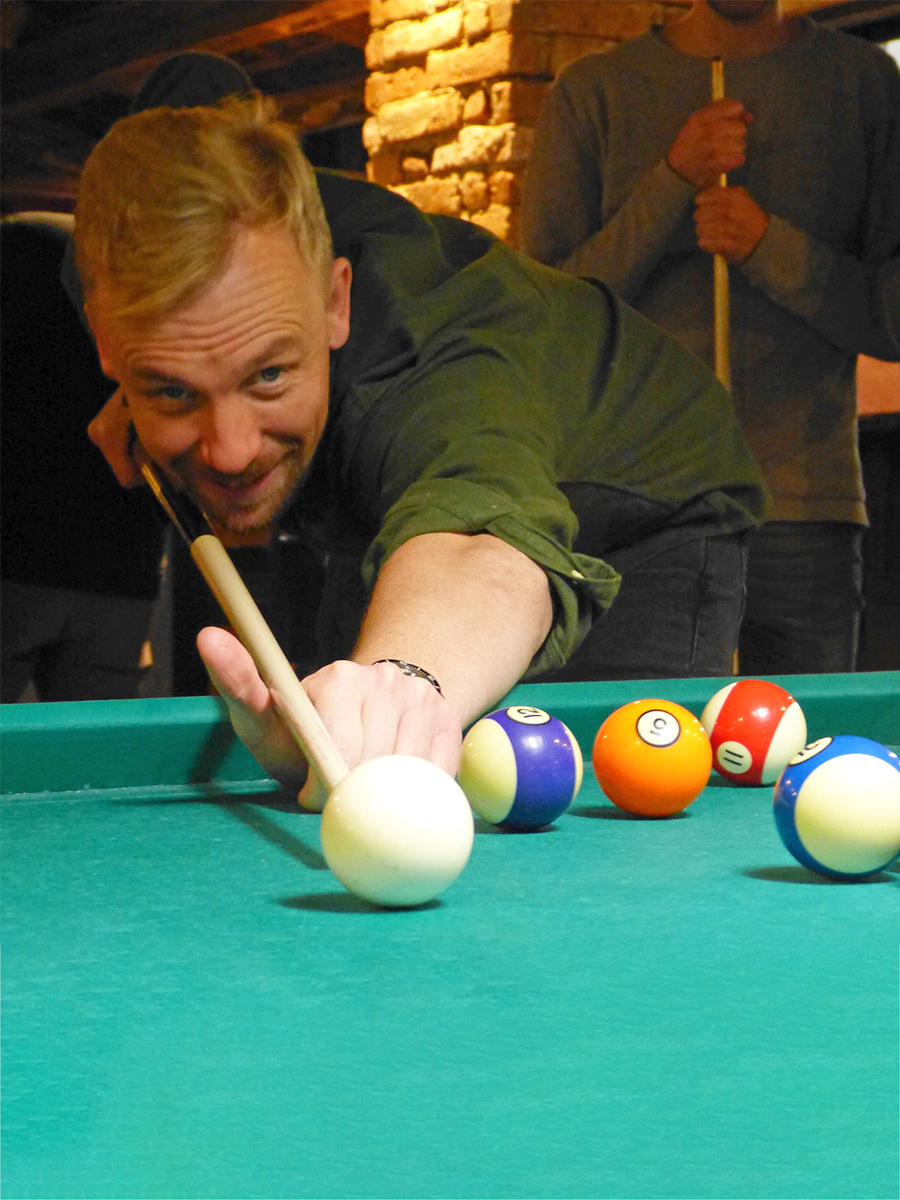 Ein Mitarbeiter beim Billiard spielen.
