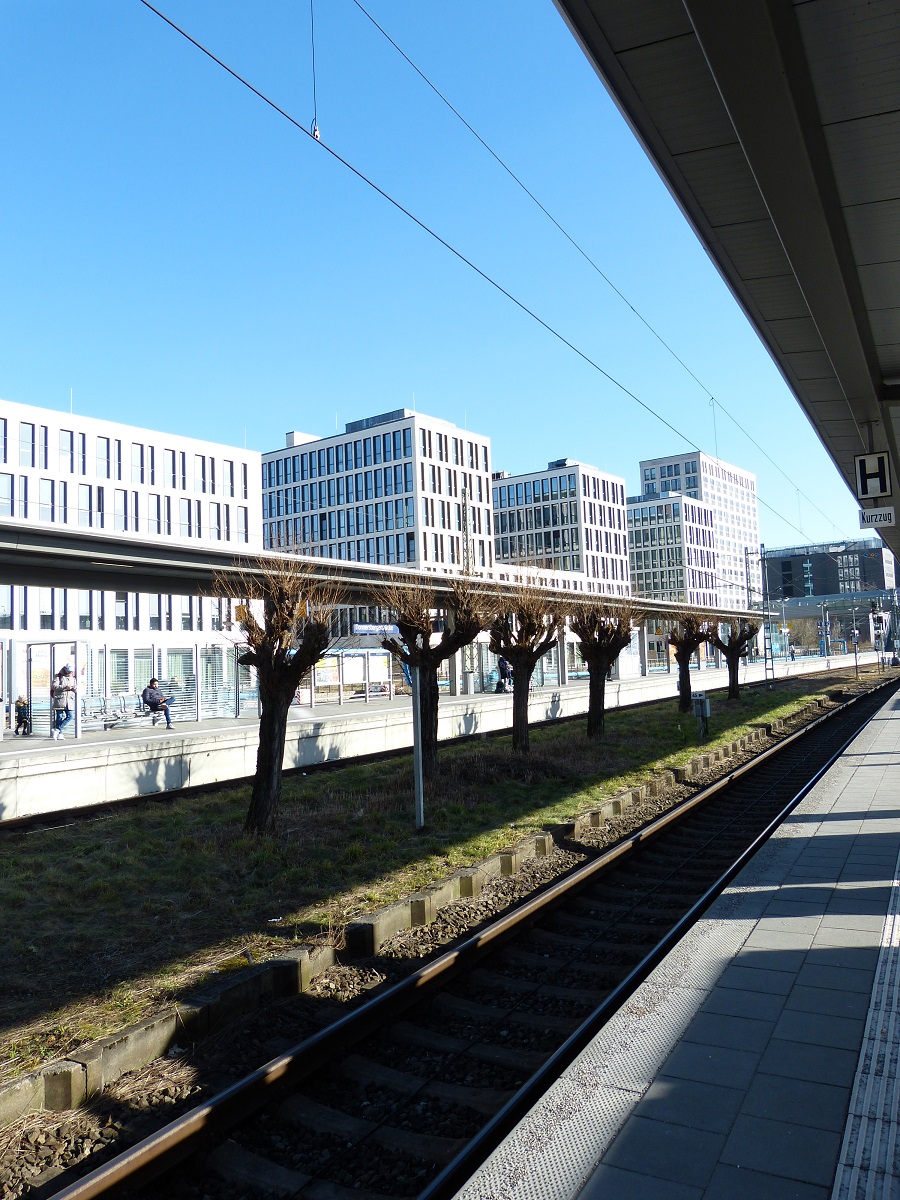 Ein Außenbahnsteig in München. Im Hintergrund sind Häuser.