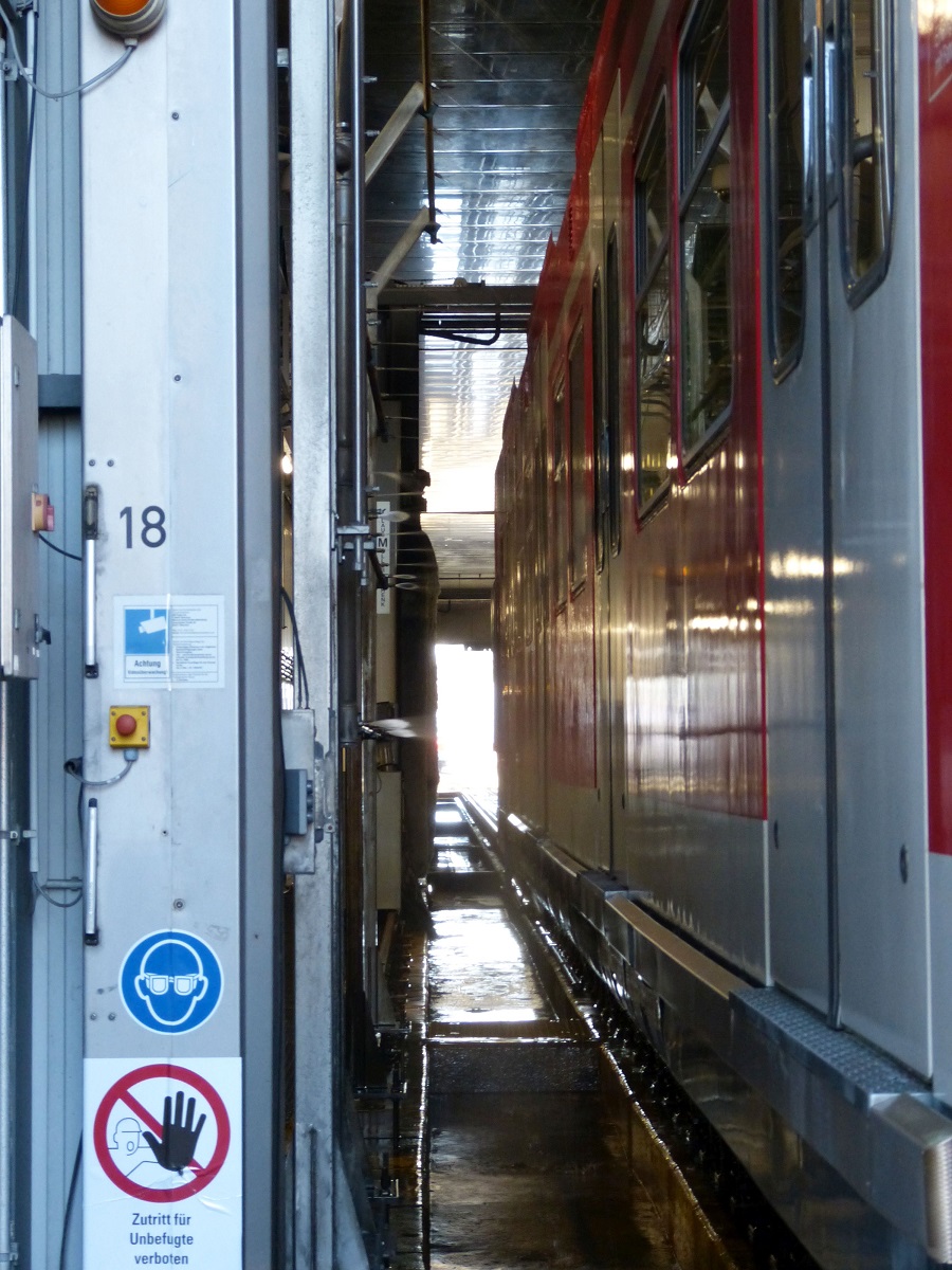 Eine S-Bahn steht in der Waschanlage.