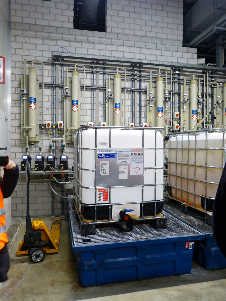 In der Waschanlage stehen verschiedene Tanks, mit Flüssigkeiten darin.