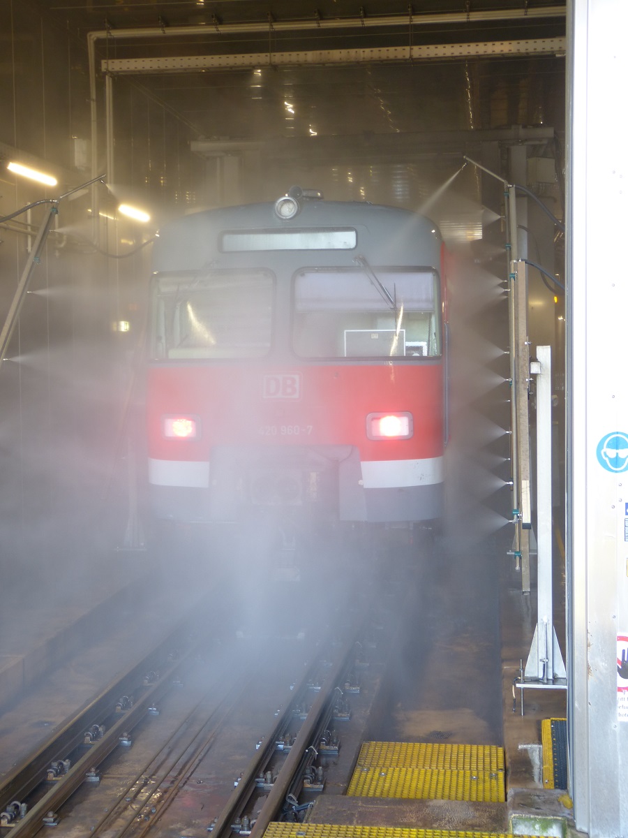 Eine S-Bahn wird von links und rechts von Düsen abgespritzt.