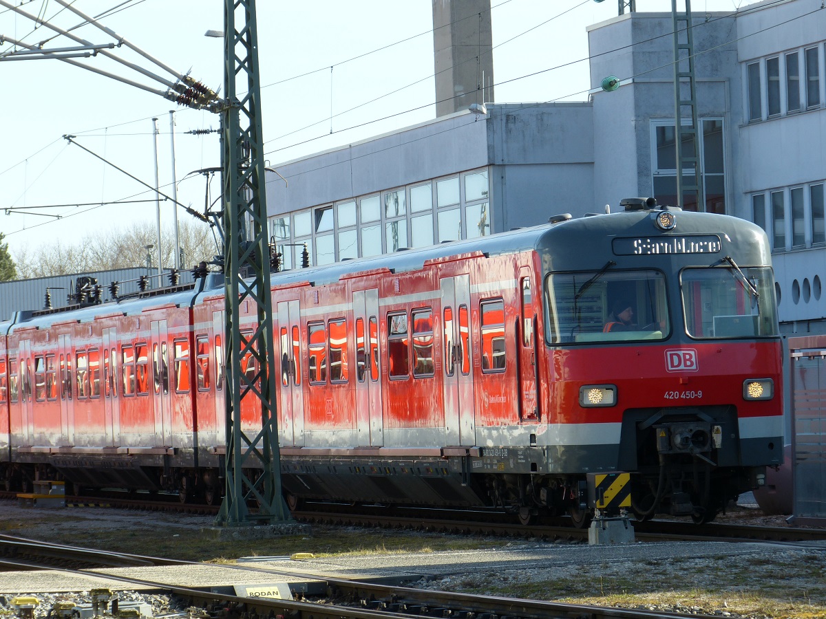 Eine S-Bahn fährt eine Strecke entlang.