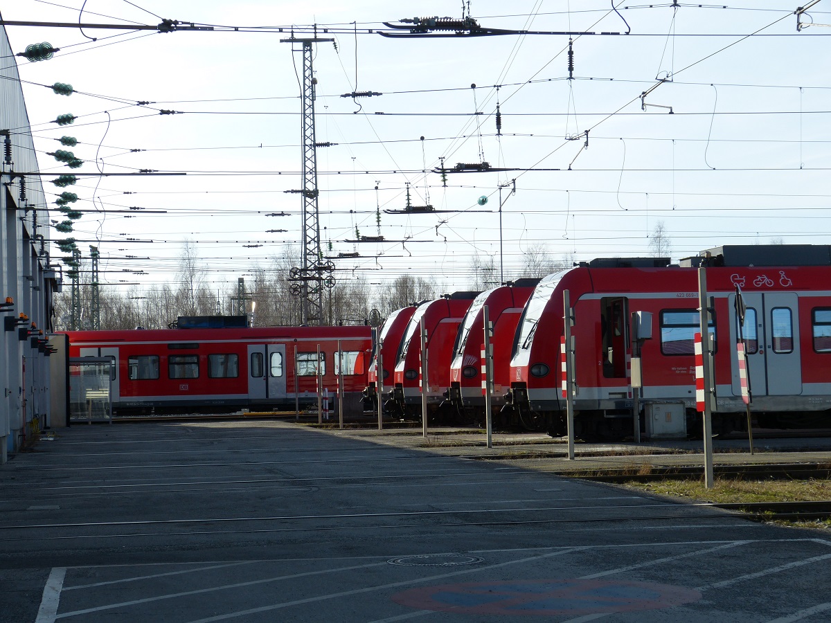 Mehrere S-Bahnen stehen vor der Waschanlage.