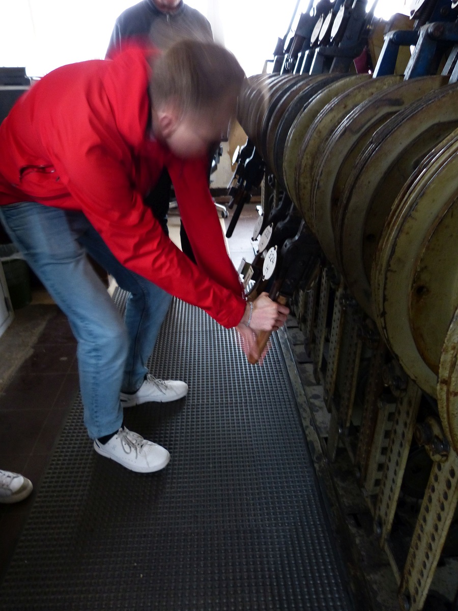 Ein Mitarbeiter bedient die mechanische Weiche.