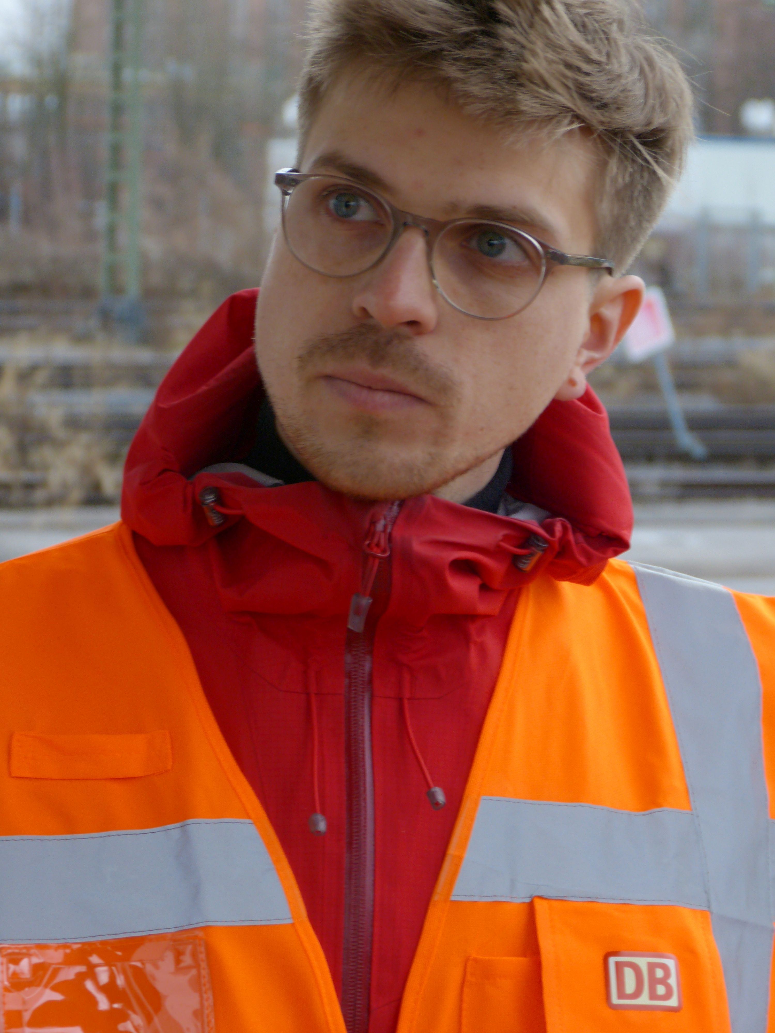 Foto eines Mitarbeiters in Schutzkleidung.