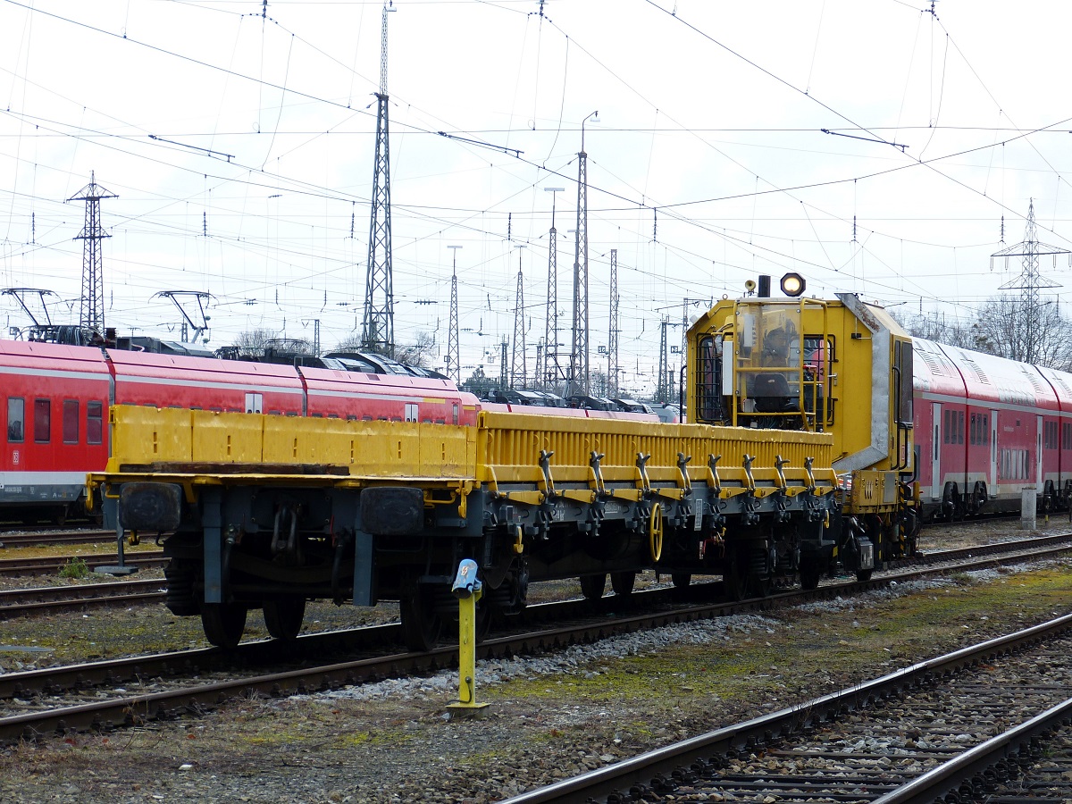 Ein gelber Gütertransport-Wagen fährt eine Strecke entlang.