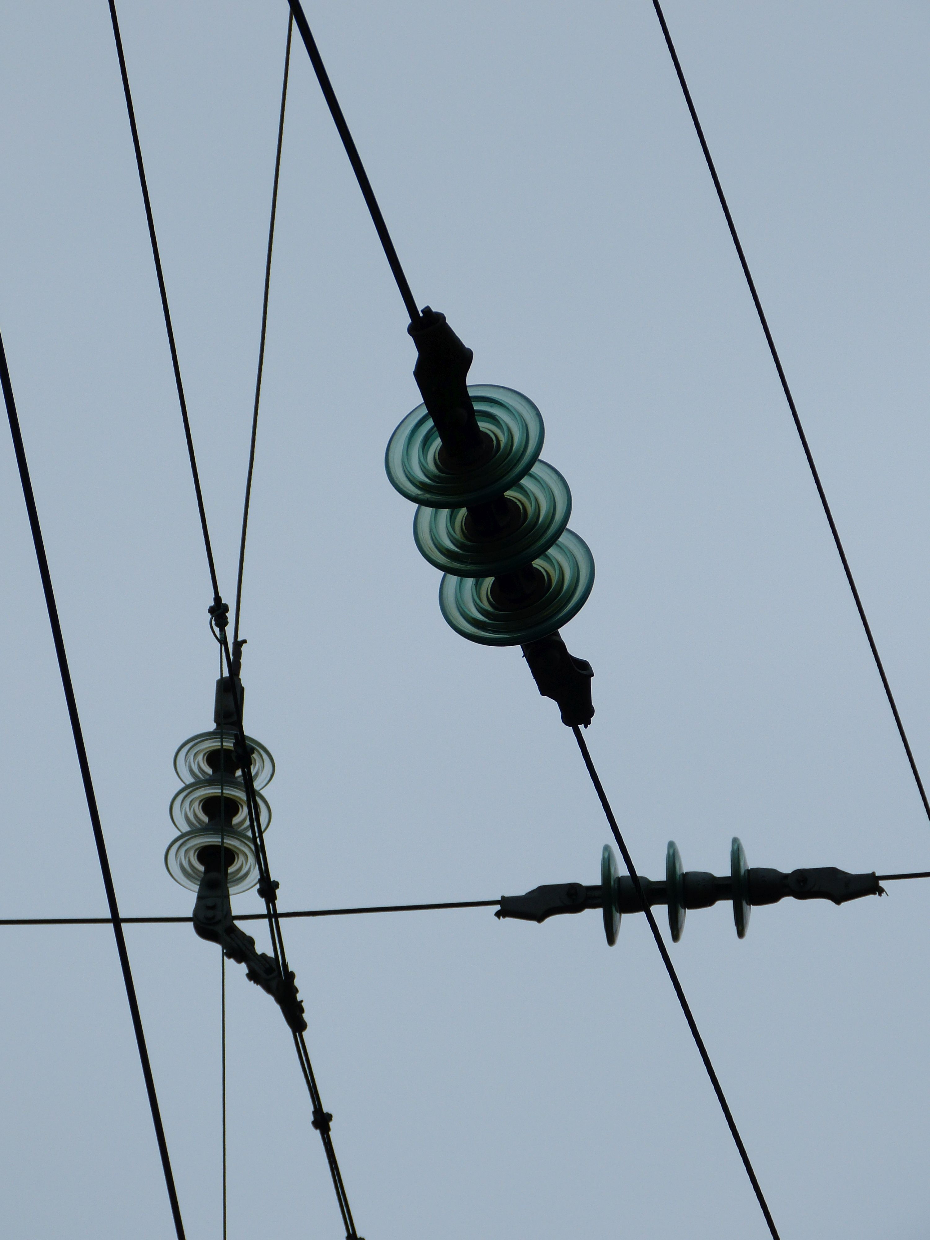 Nahaufnahme einer Freileitung zur elektrischen Versorgung von Schienenfahrzeugen.