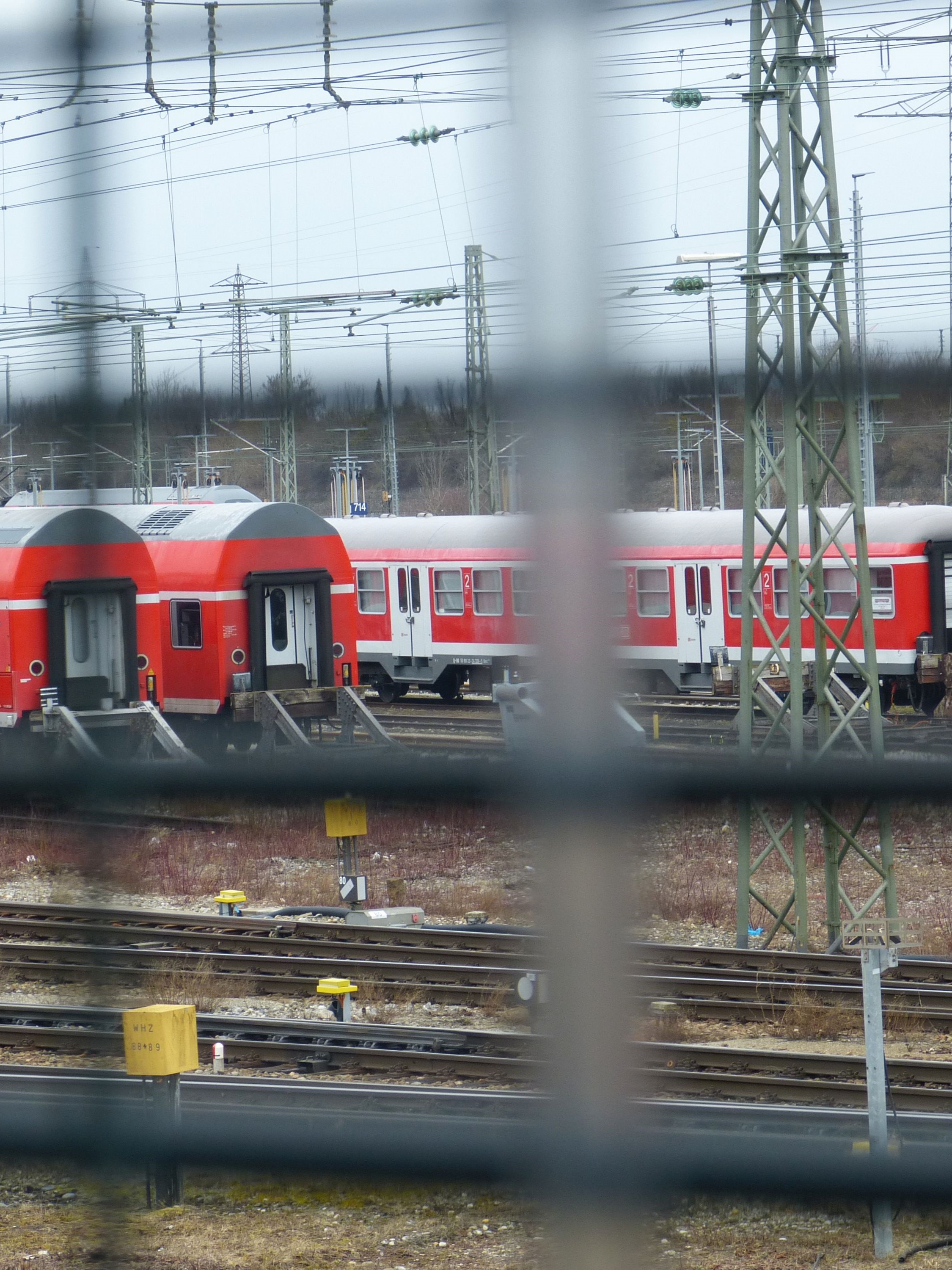 Mehrere S-Bahnen stehen auf Gleisen. Im Hintergrund sind Oberleitungen.