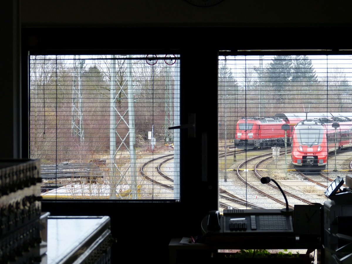 Blick aus einem technischen Kontrollraum auf die anliegenden Schienen.