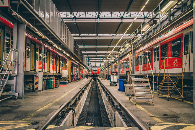 Ein Wartungswerk mit mehreren S-Bahnen, die gewartet werden.