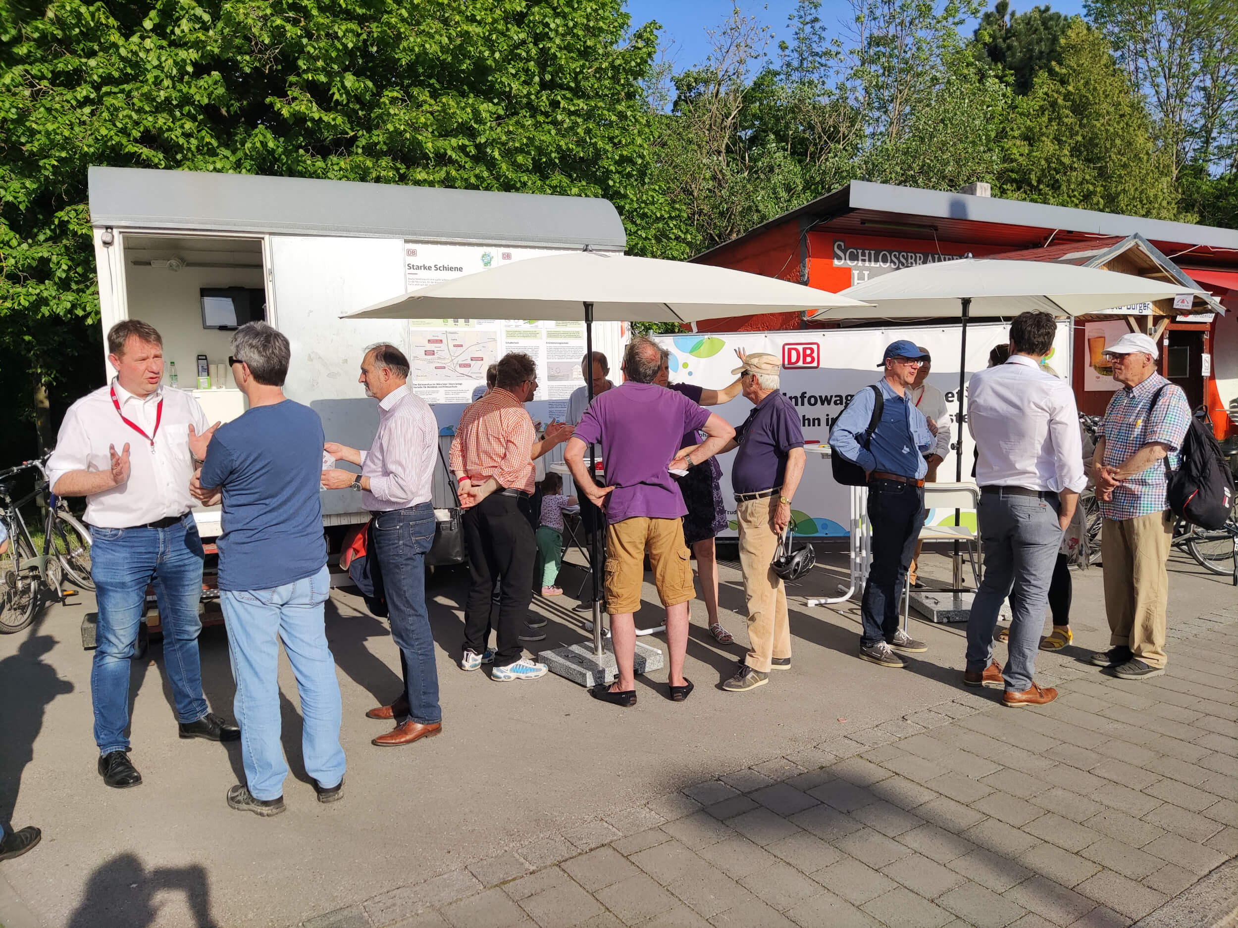 Menschen stehen am Infowagen.