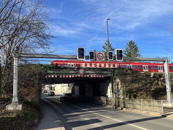 Die Dachauer Straße führt unter der Bahnbrücke entlang.