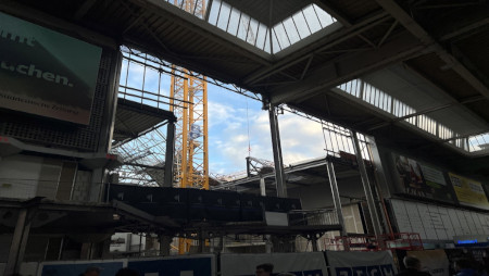 Wo einmal die Empfangshalle war, steht jetzt der Turmdrehkran. Ein gelber Turmdrehkran steht auf der Baustelle.