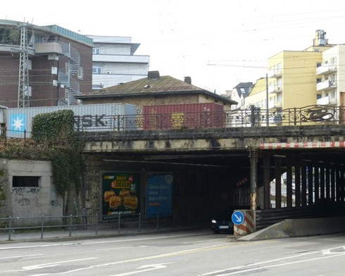 Unter der Eisenbahnüberführung Lindwurmbrücke, führen zwei PKW Straßen hindurch.