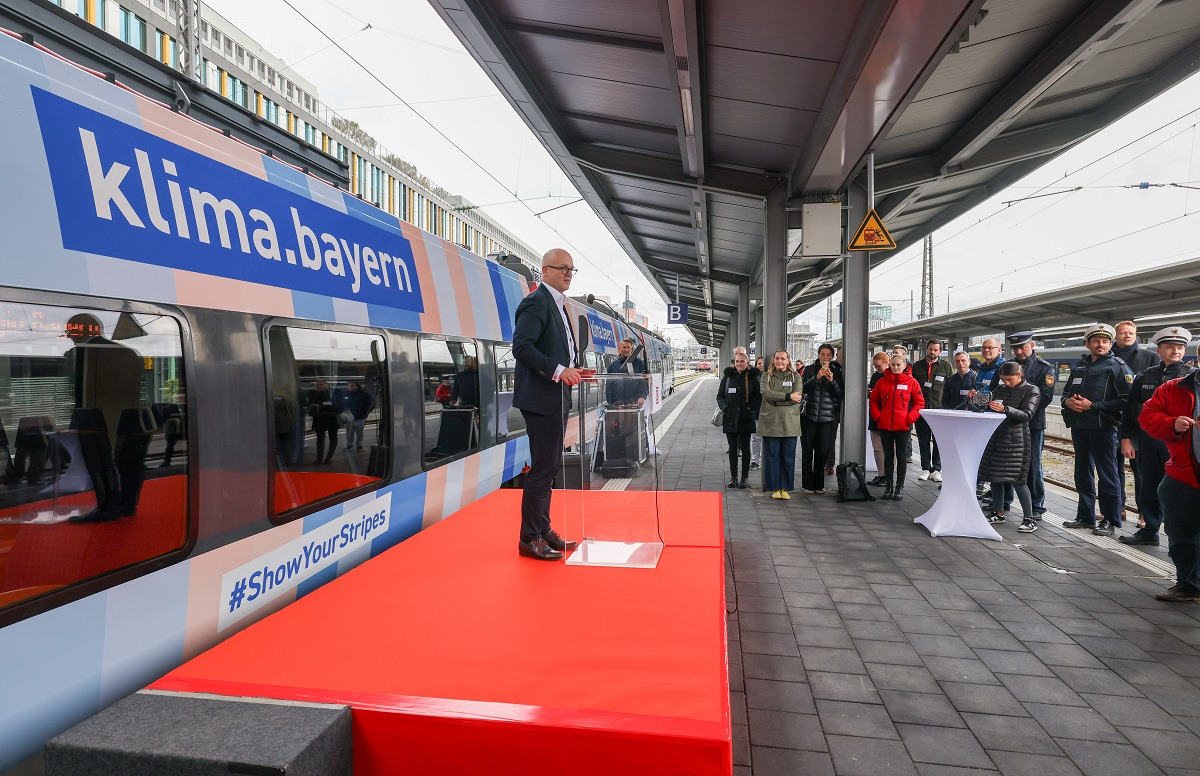 Der Konzernbevollmächtigte Heiko Büttner hält eine Rede am Bahngleis.