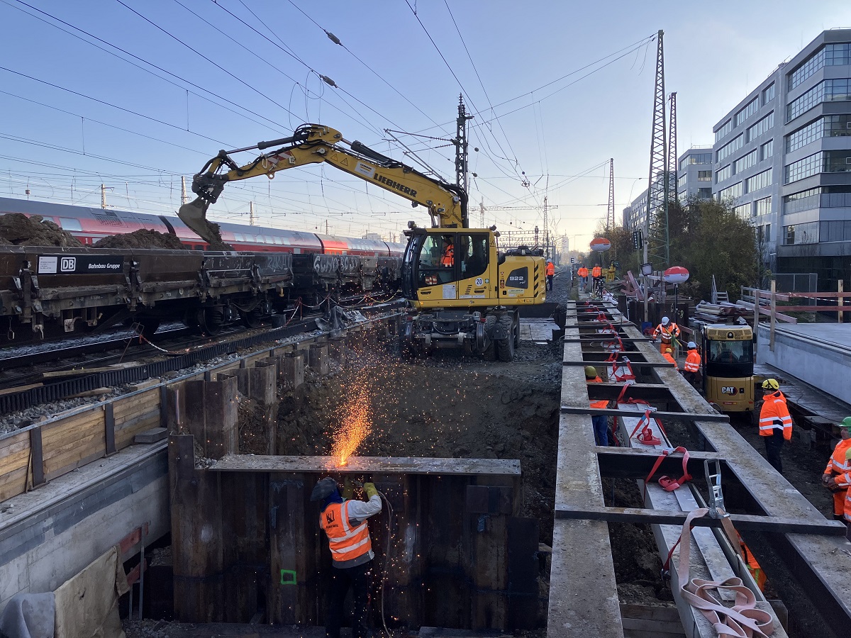 Die Baustelle in Laim. Ein Bagger hebt eine Baugrube neben dem Bahnsteig aus.