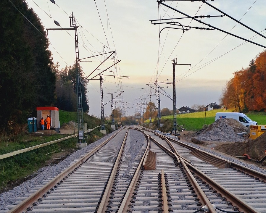 Die Schienen und die Baustelle der neuen Überleitstelle in Straße.